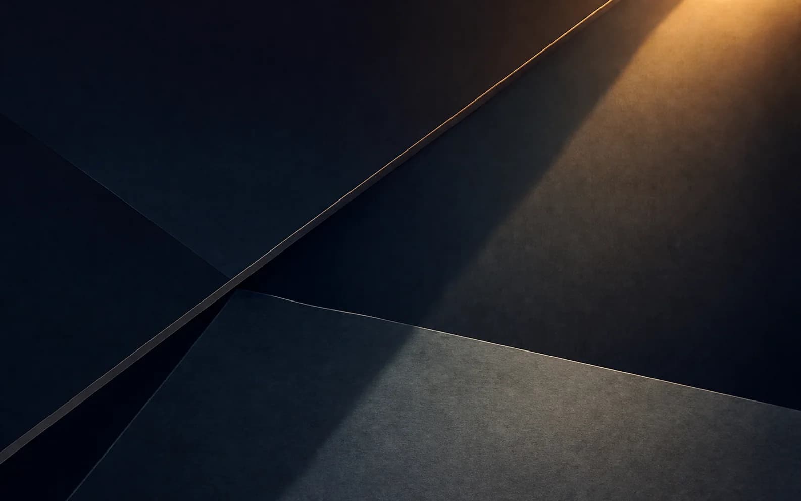 Dunkle, geometrische Flächen mit goldenem Lichtstreifen — Metapher für Struktur-Anpassung